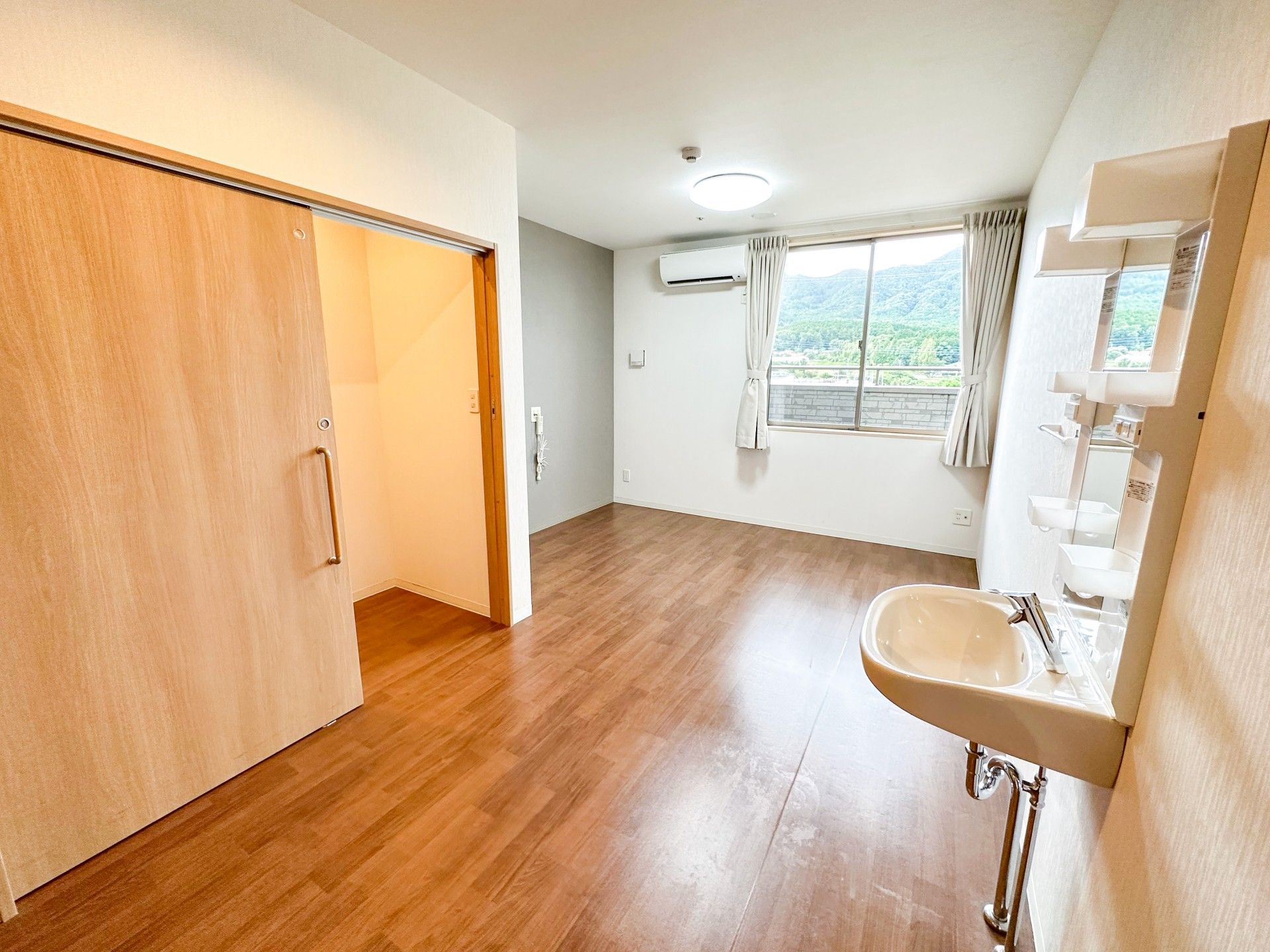 木目調の床が特徴の居室となっています。