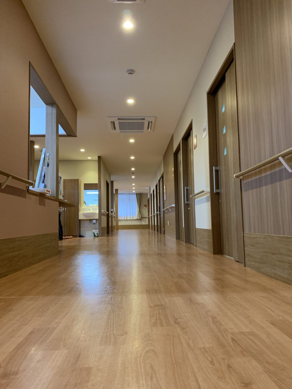 ゆったり廊下の施設風景