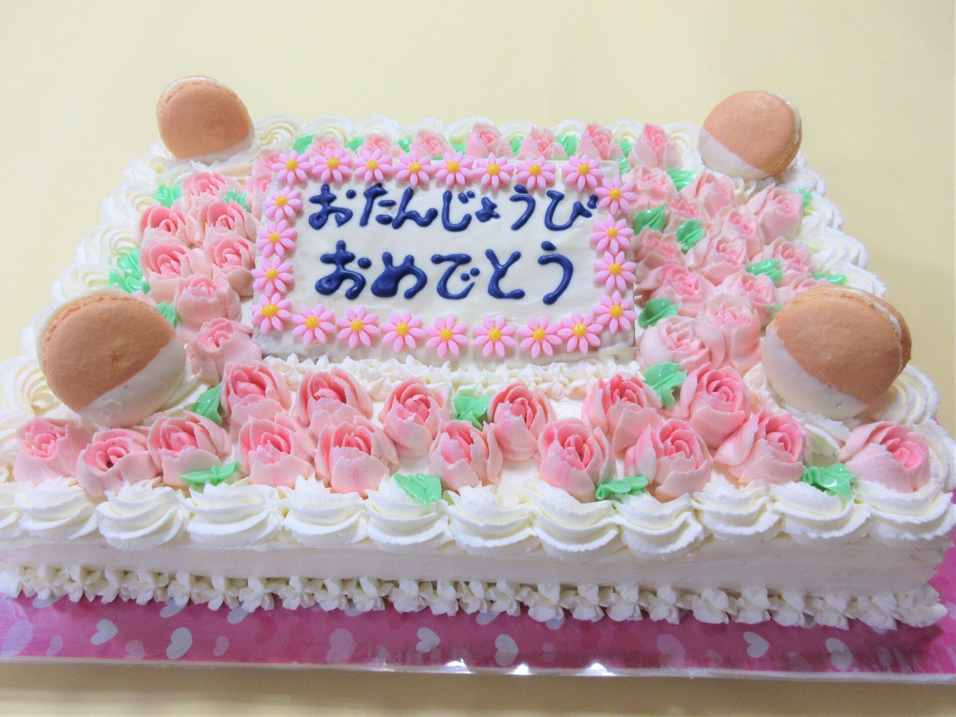 花の形の飾りがついた誕生日ケーキの様子。施設内で用意されているケーキ
