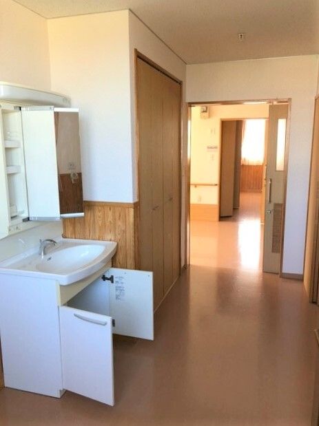 洗面台がついている施設内の居室の様子。奥の方にトイレがあるのがわかる