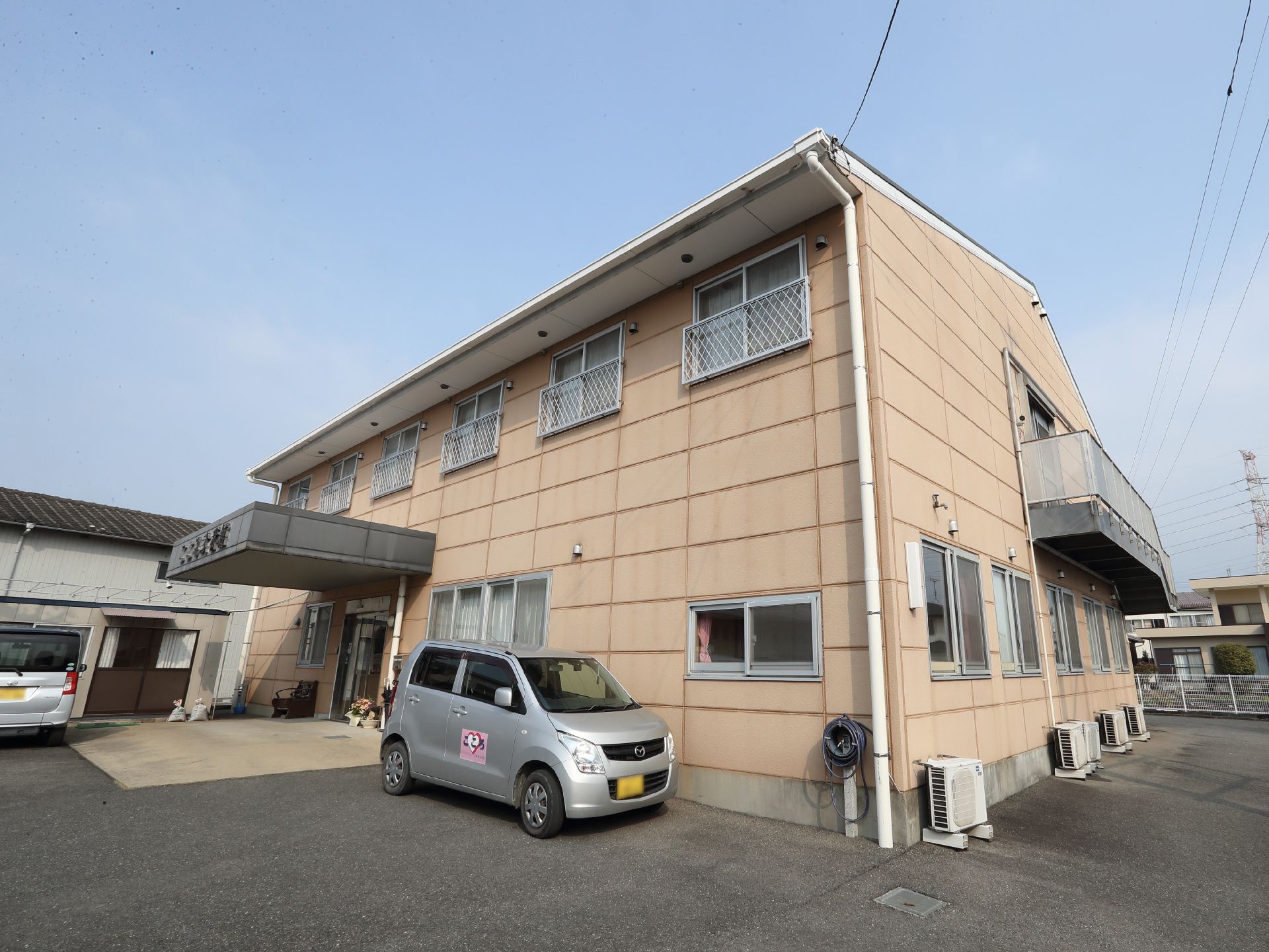 駐車場も近隣にある介護施設の外観