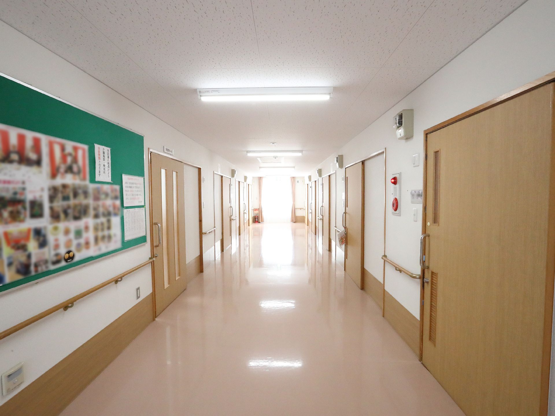 バリアフリーが整い、手すりが行き渡っている施設内の廊下