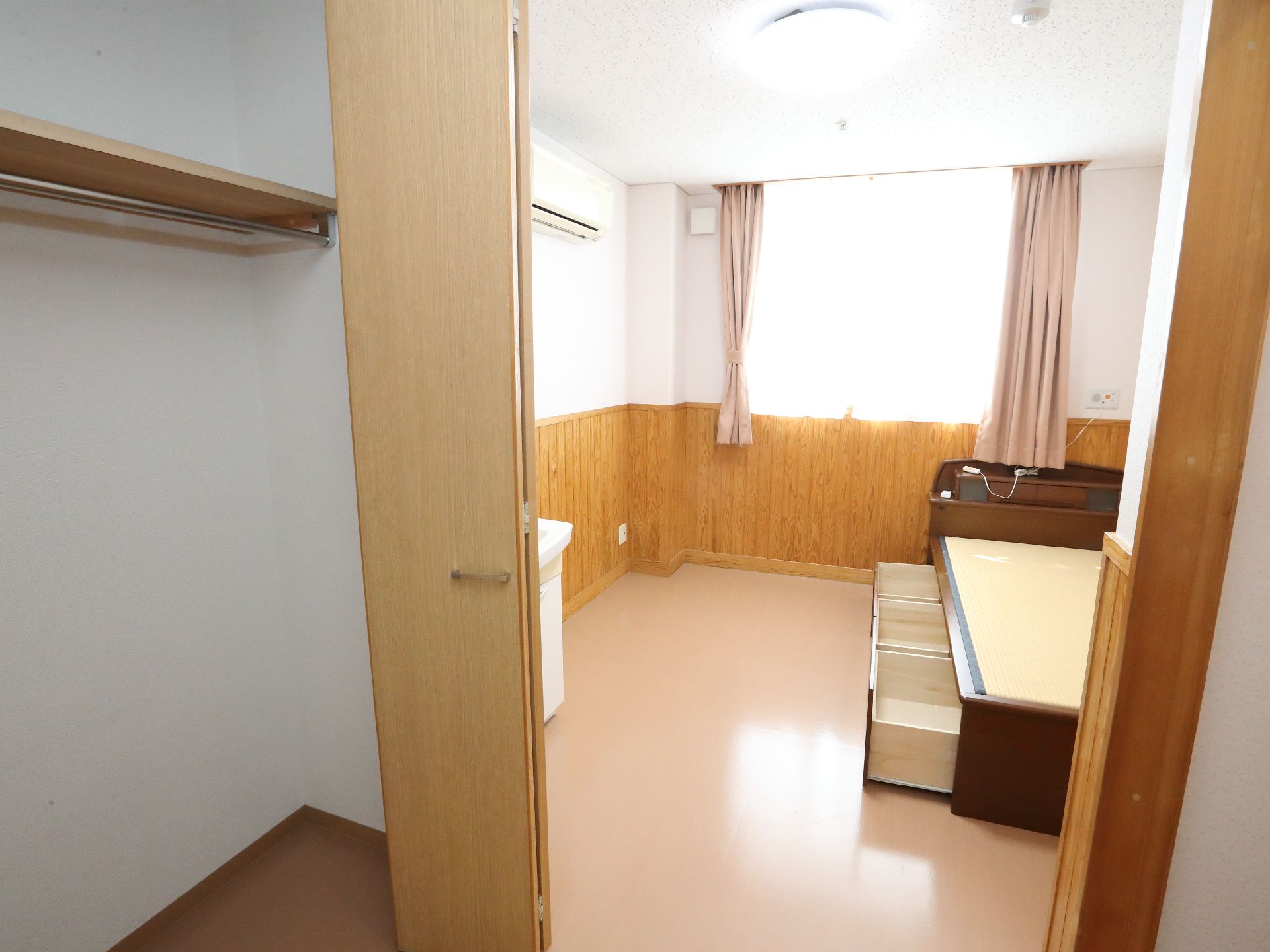介護ベッドなどが置かれ、窓から日差しが入っている居室
