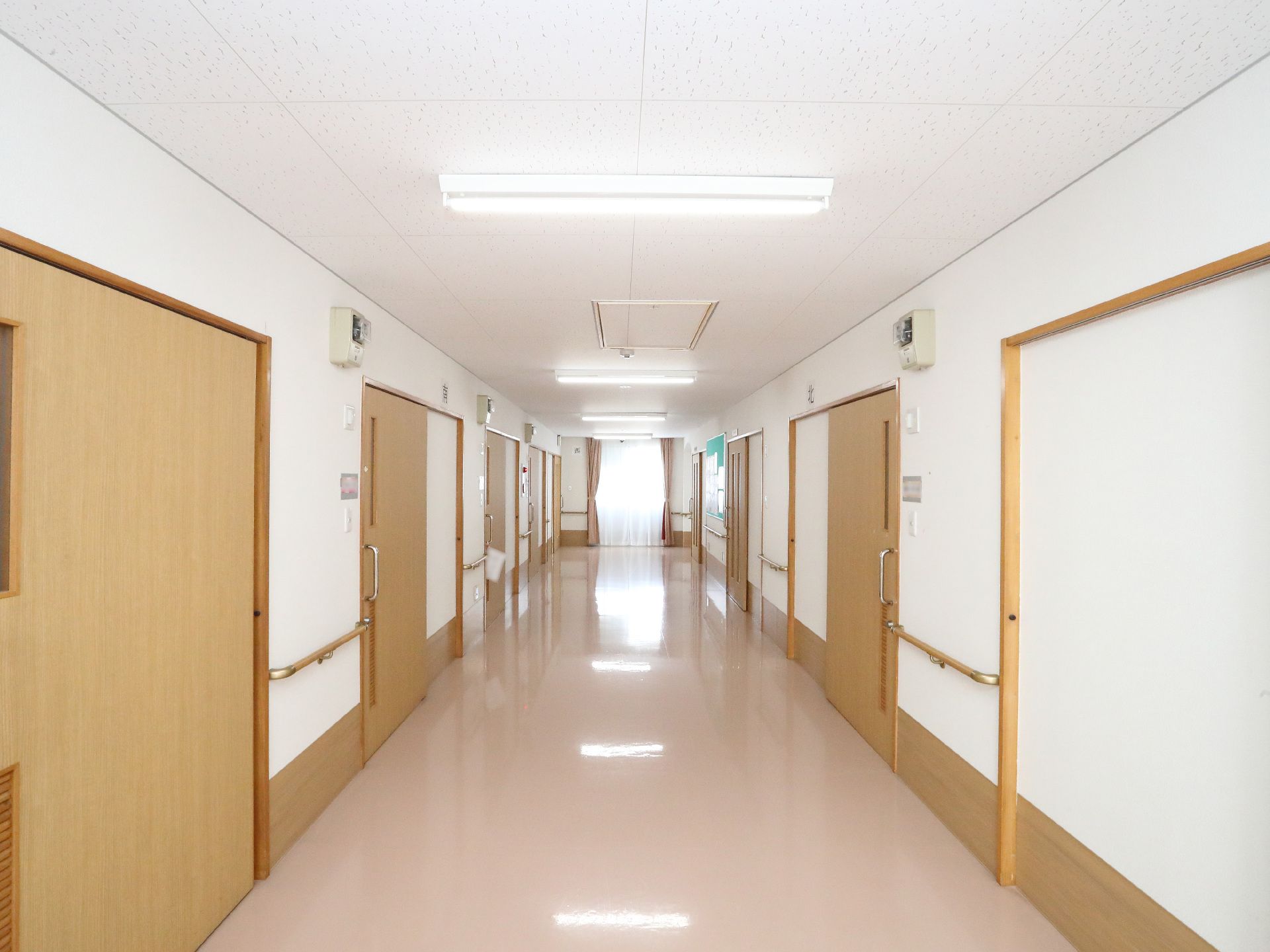 手すりが設置され、段差が排除された廊下