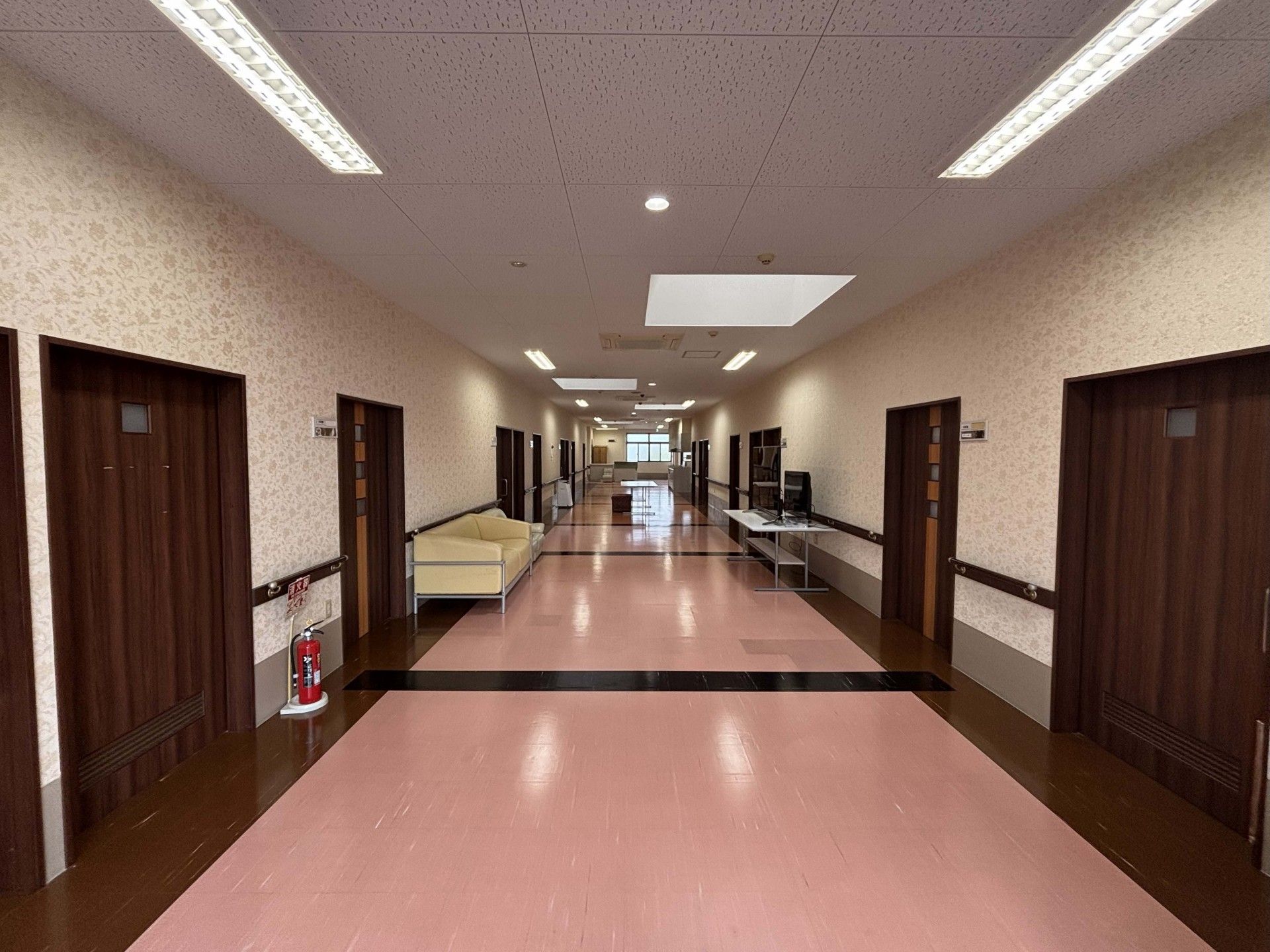 長い廊下とドアの並び