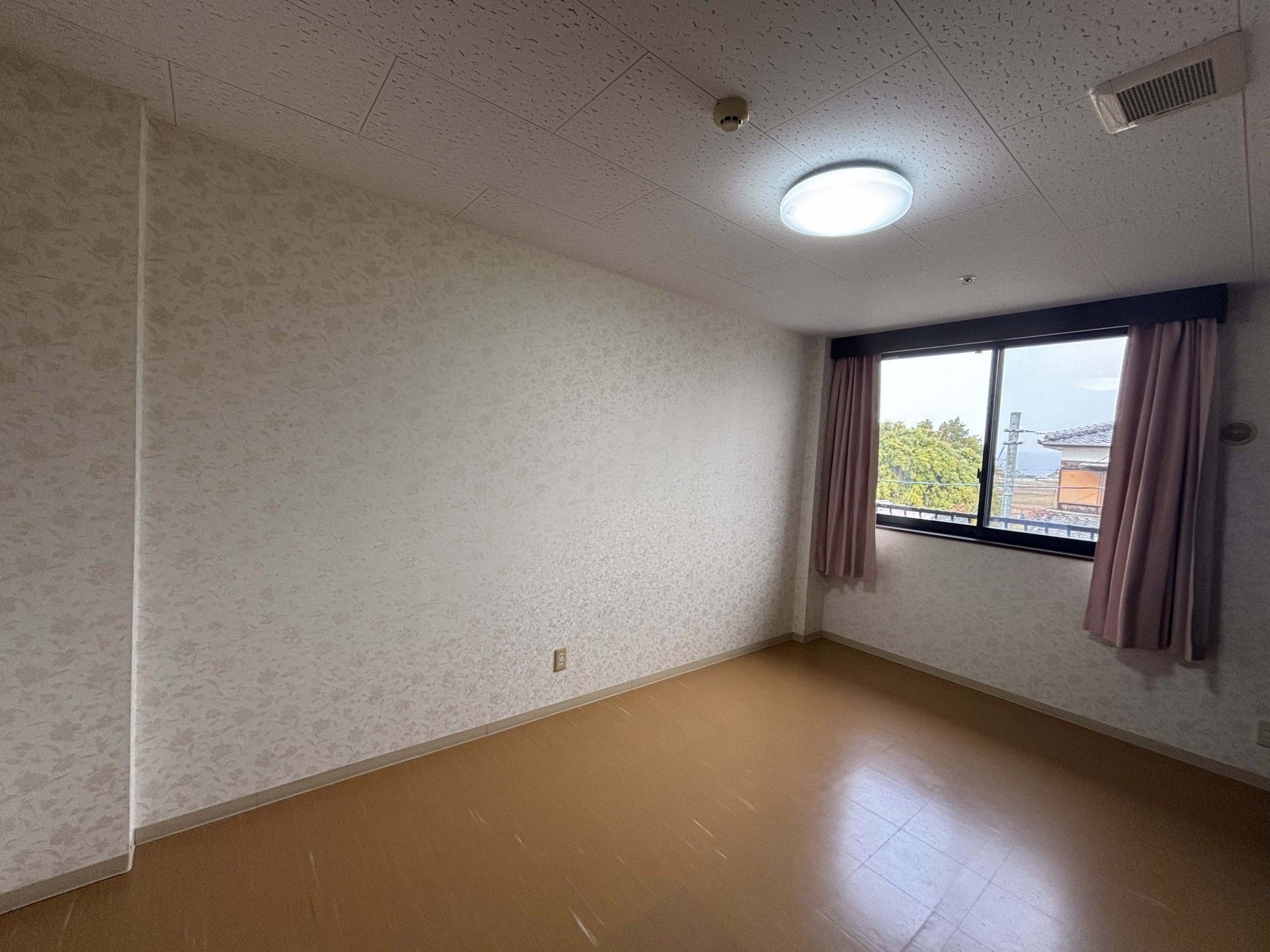 窓のある明るい部屋