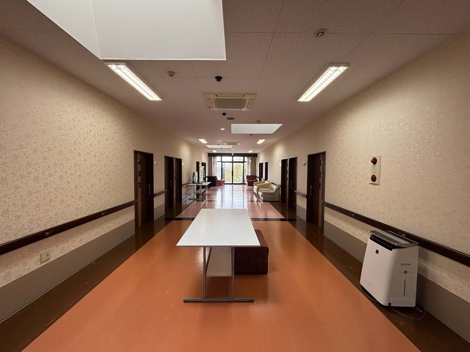 明るい廊下と休憩スペース