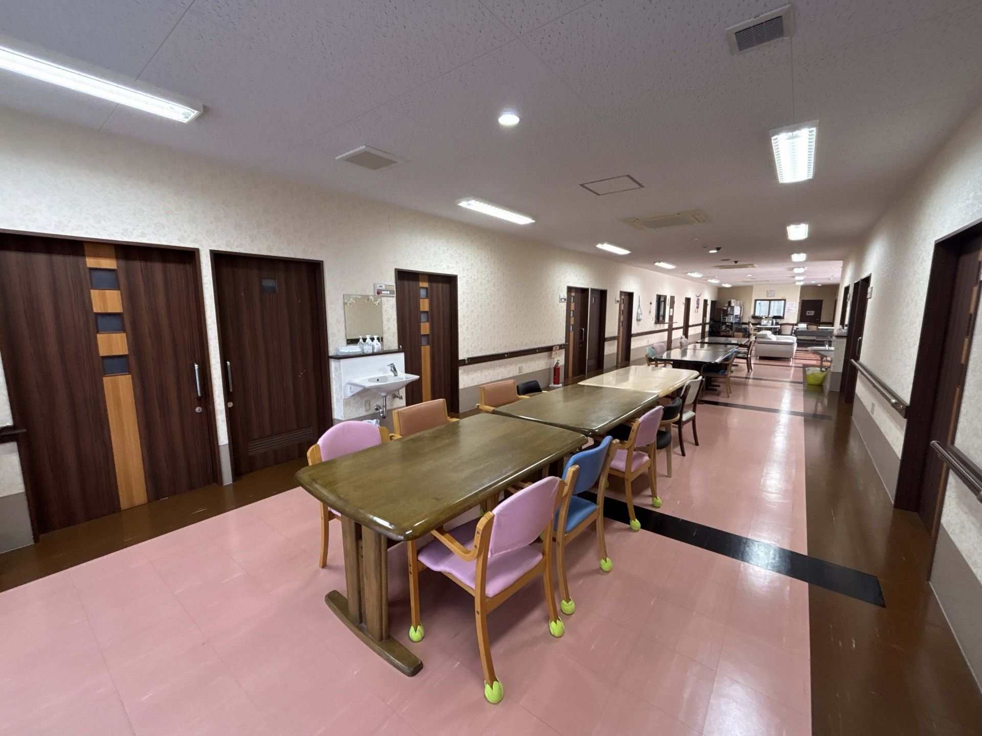 長いテーブルのある廊下