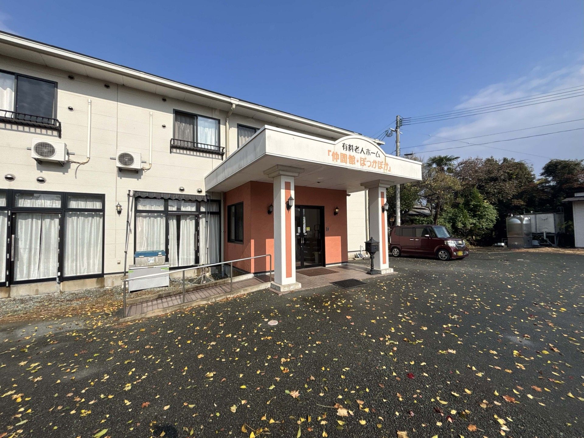 落ち葉が舞う玄関前