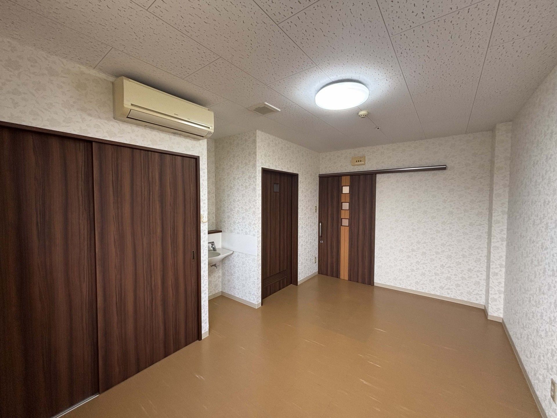 落ち着いた色調の居室