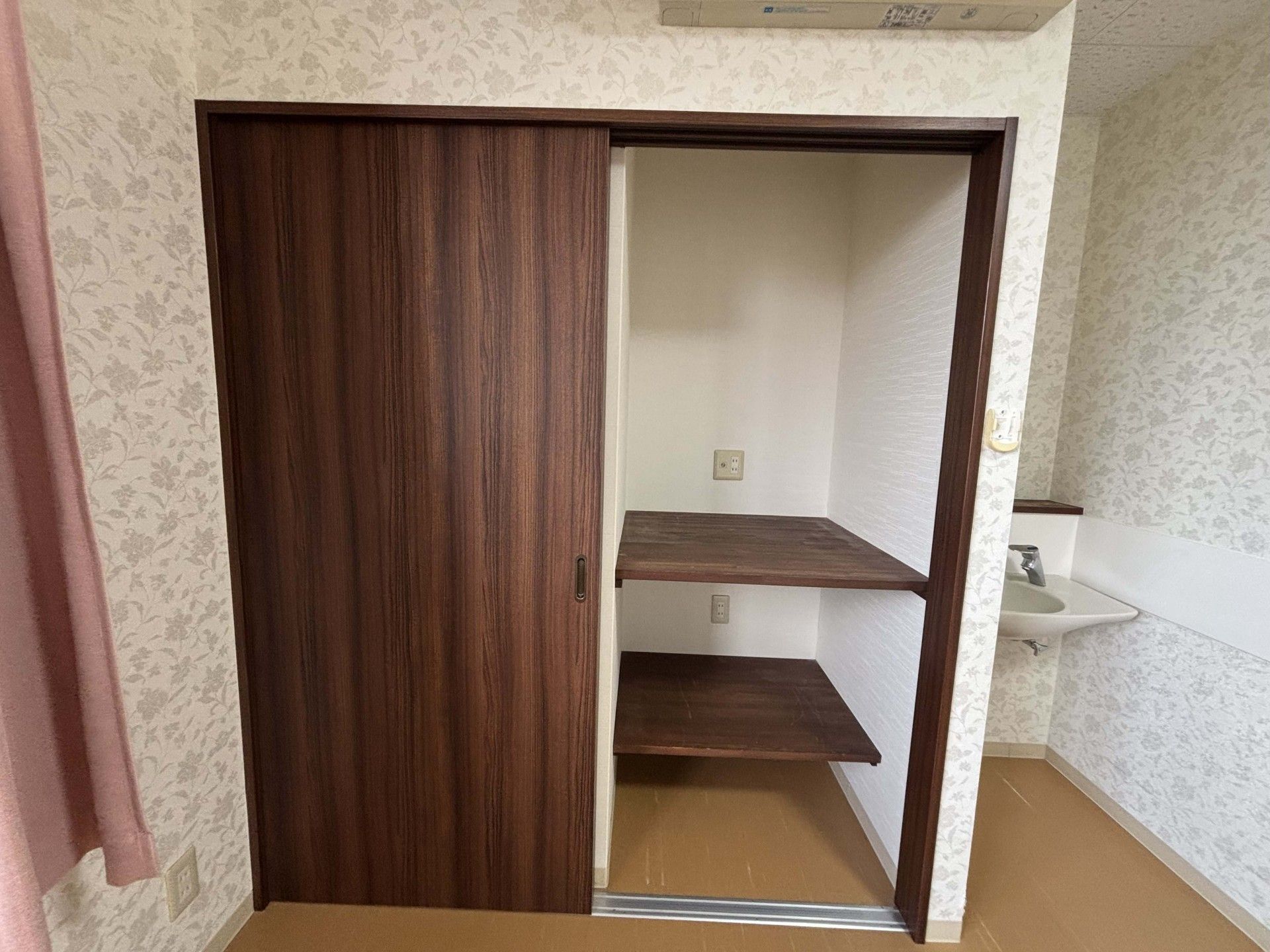 収納棚と洗面台の一角