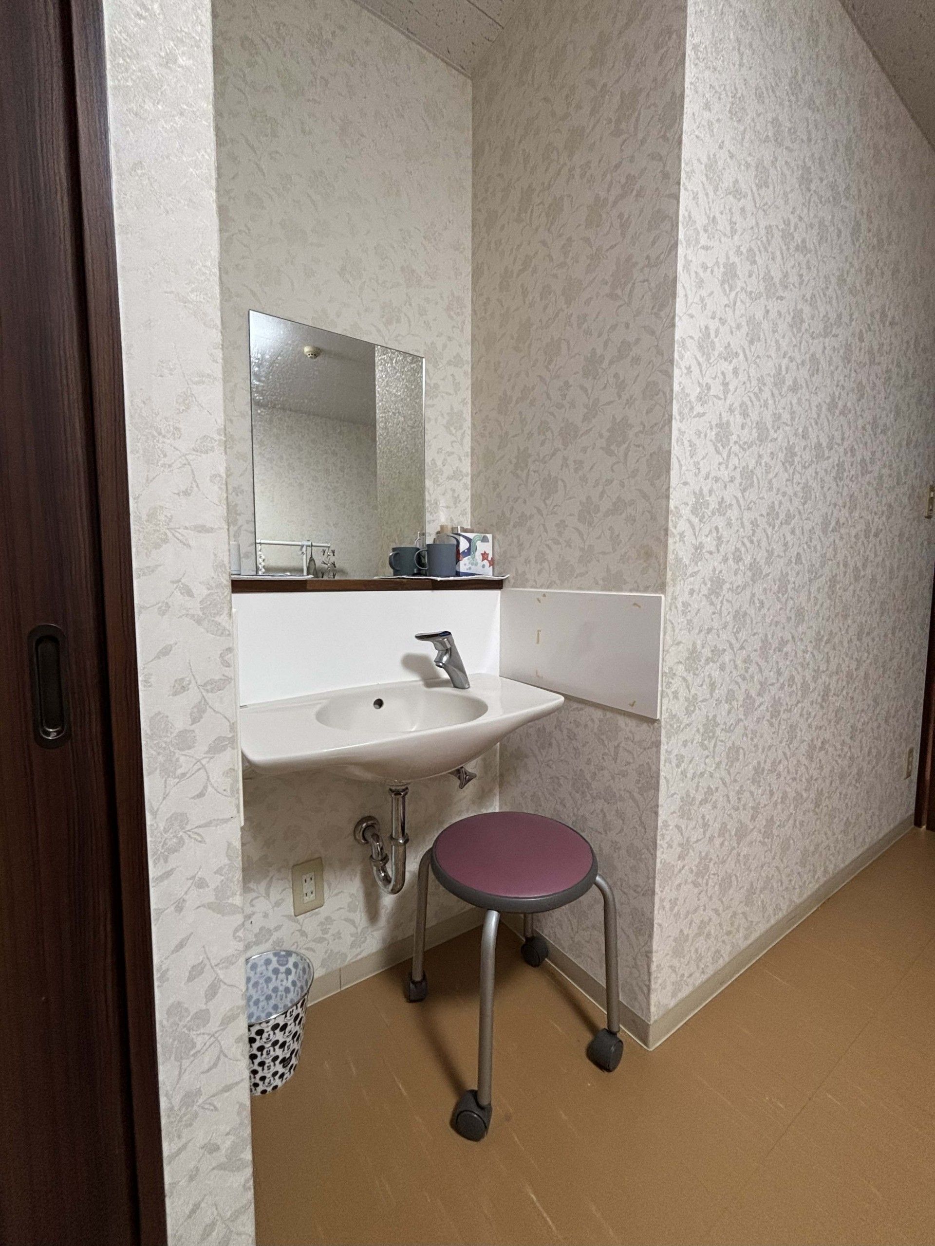 洗面台と椅子のある空間