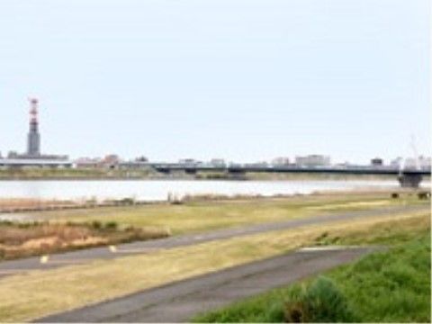エバーライフ御殿山の周辺環境。ご来訪時にご家族と一緒にゆっくりとお散歩をお楽しみいただける河川敷がございます。