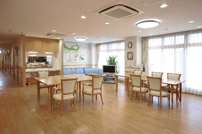 掃き出し窓の上部に倒し窓を設置した採光が充分な共有スペース