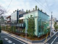 新02_屋上が緑化されており、周辺にもたくさんの緑がある。