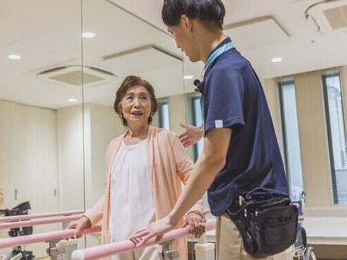 グランドピアノが置かれた食堂には白いダイニングテーブルセットが並び、日当たりもよい。