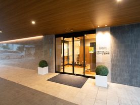 バリアフリー化されて段差が極力なく、施設名が表示されている玄関