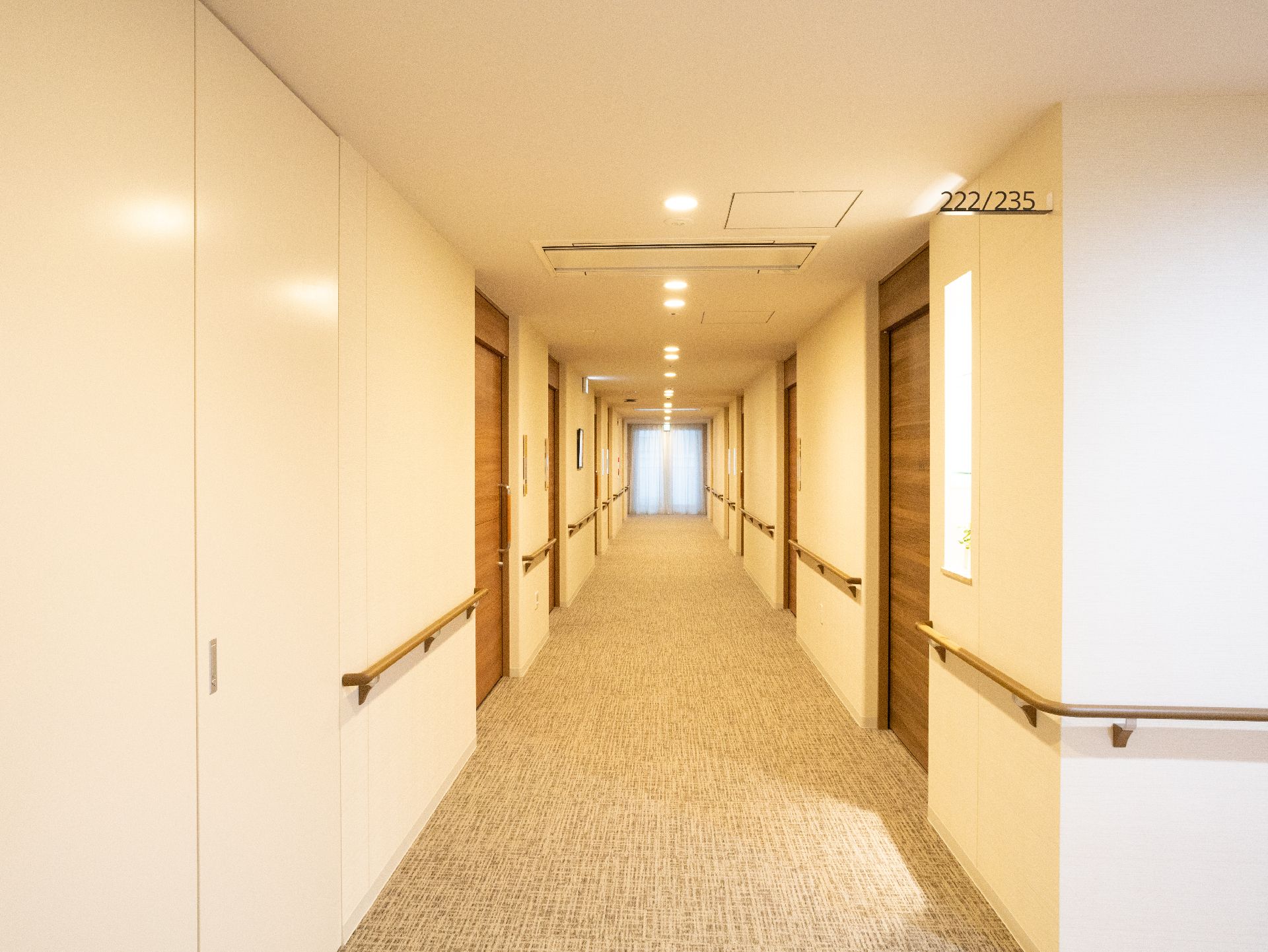 手すりが長く設置してある廊下