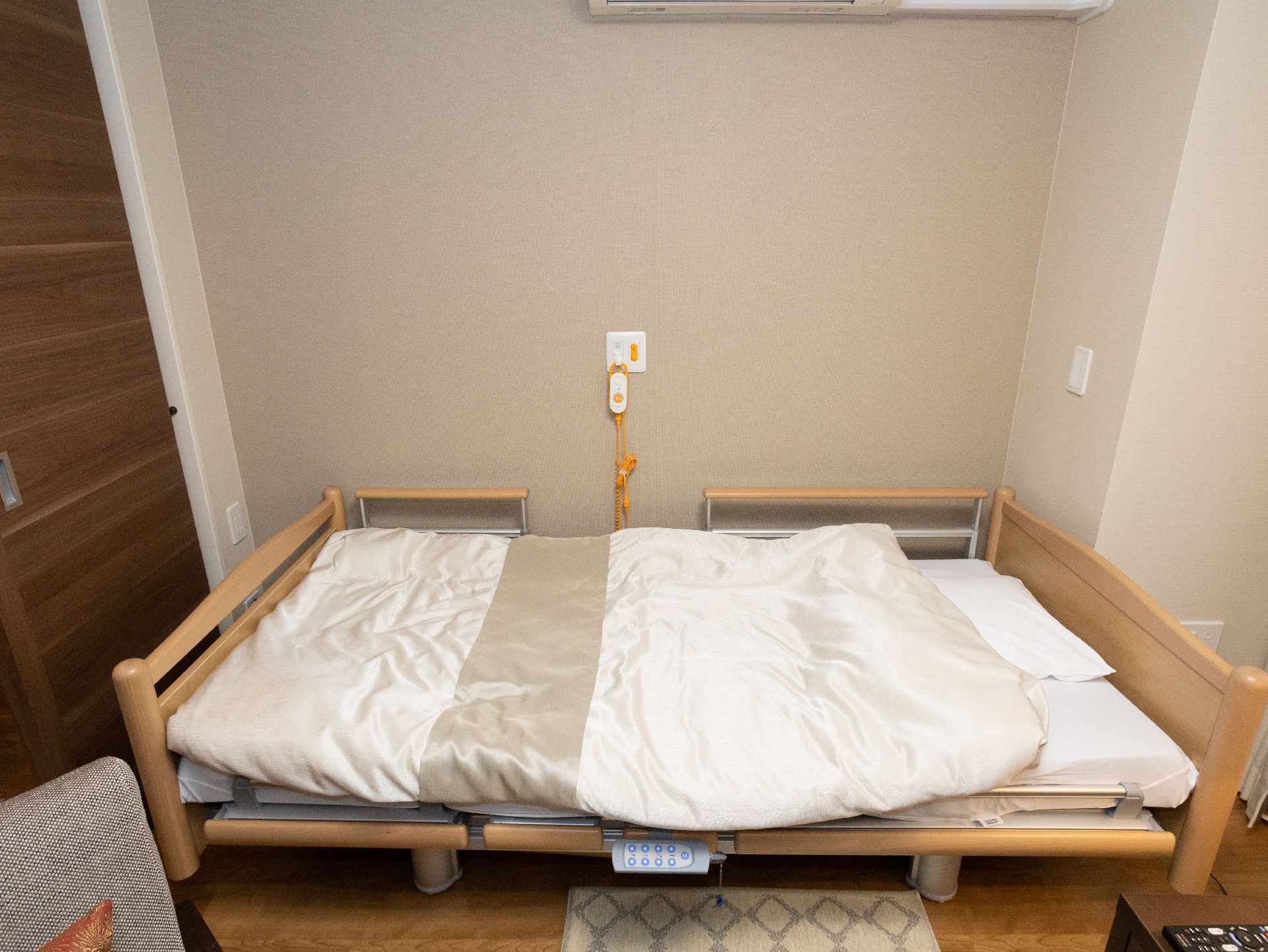面積の広い、介護ベッドが設置されている居室