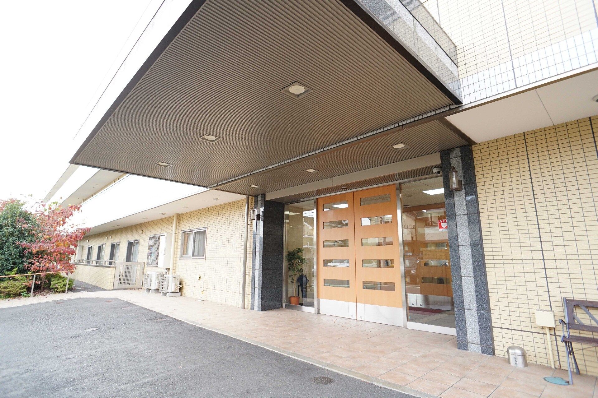 落ち着いた雰囲気が感じられる施設の外観