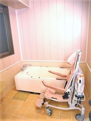 浴室の横には浴室用の車いすが設置され、大きな窓もある。