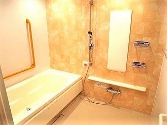 浴室は家庭と同じくらいの大きさの浴槽が設置され、洗い場が広い。手すりも多く設置されている。