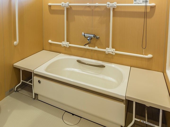 手すりが設置された浴槽は浴槽中にも手すりがあり、両サイドにはベンチがつけられている。