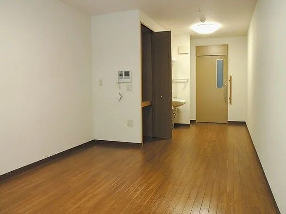 スライド式のドアが設置されたフローリングの部屋にはクローゼットや洗面所が付き、家具や家電は置かれていない。