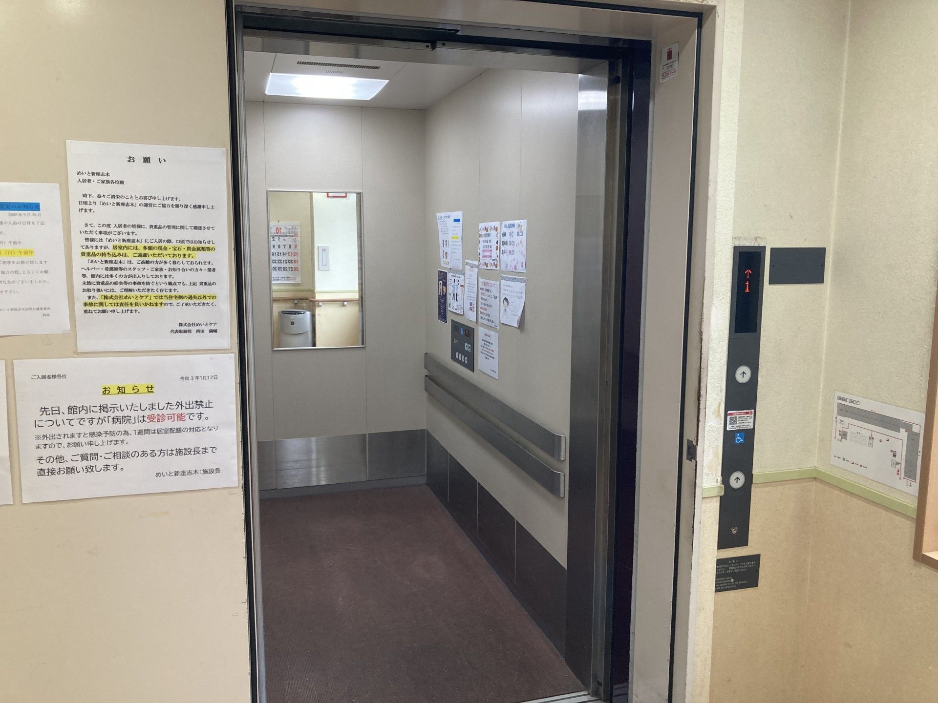 広いエレベーターの入口