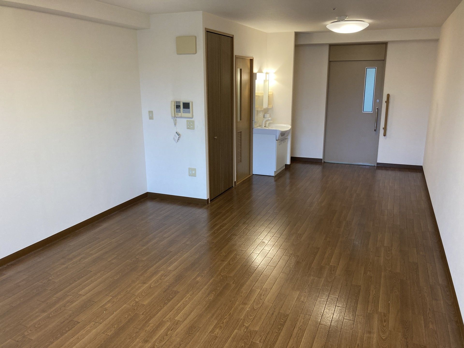 広い床と洗面台の部屋