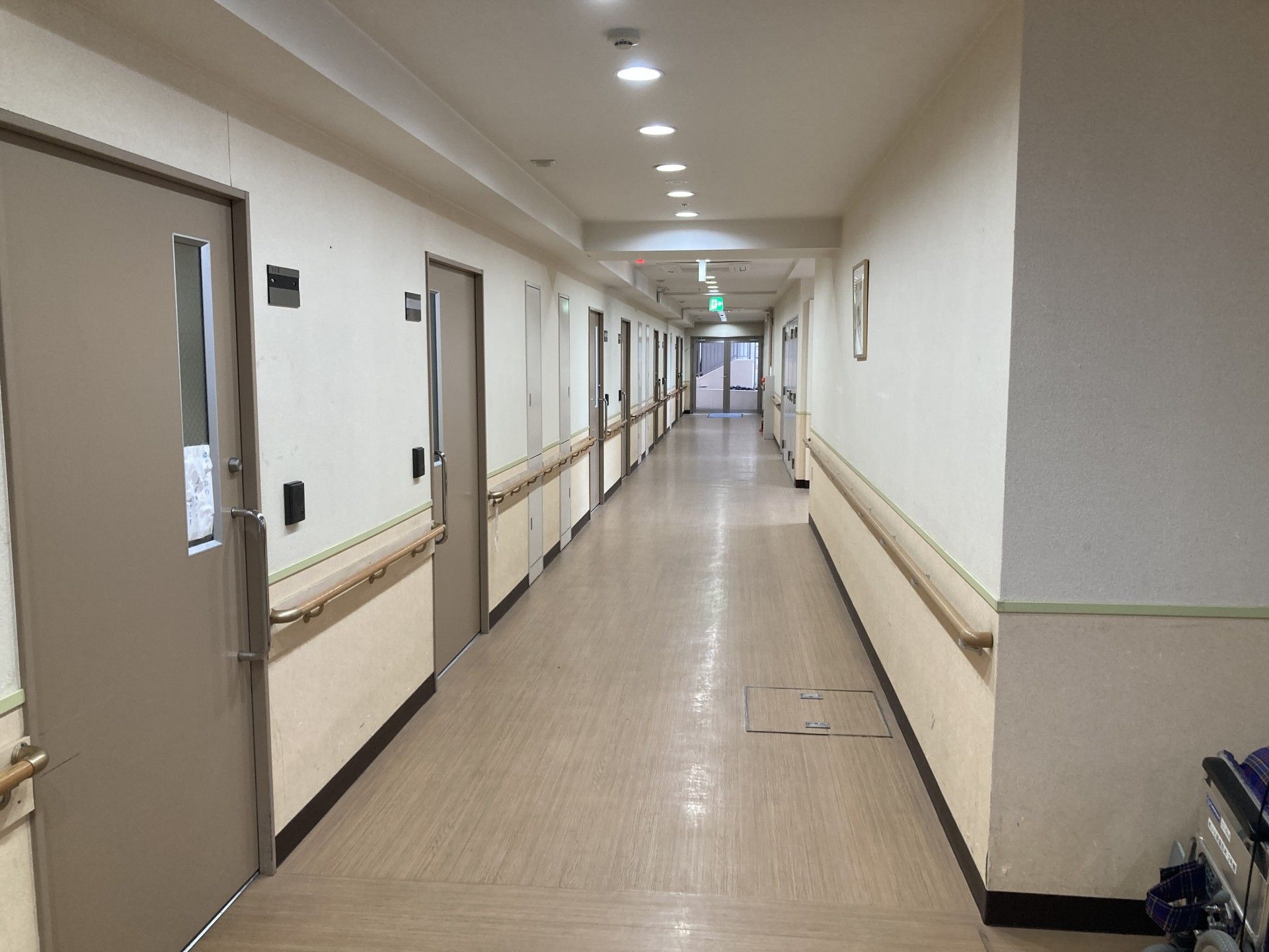 手すり付きの長い廊下