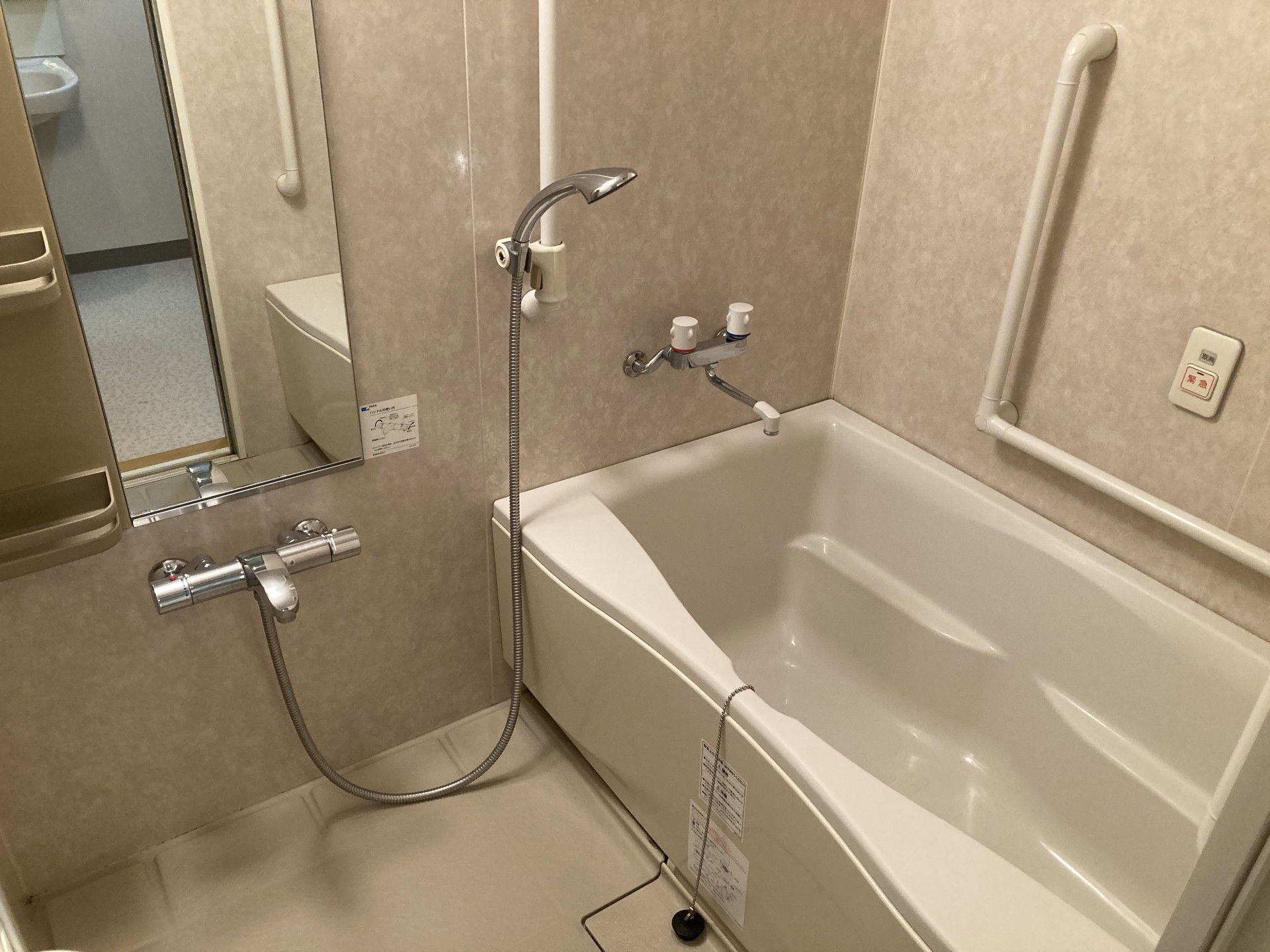 手すり付きの浴室