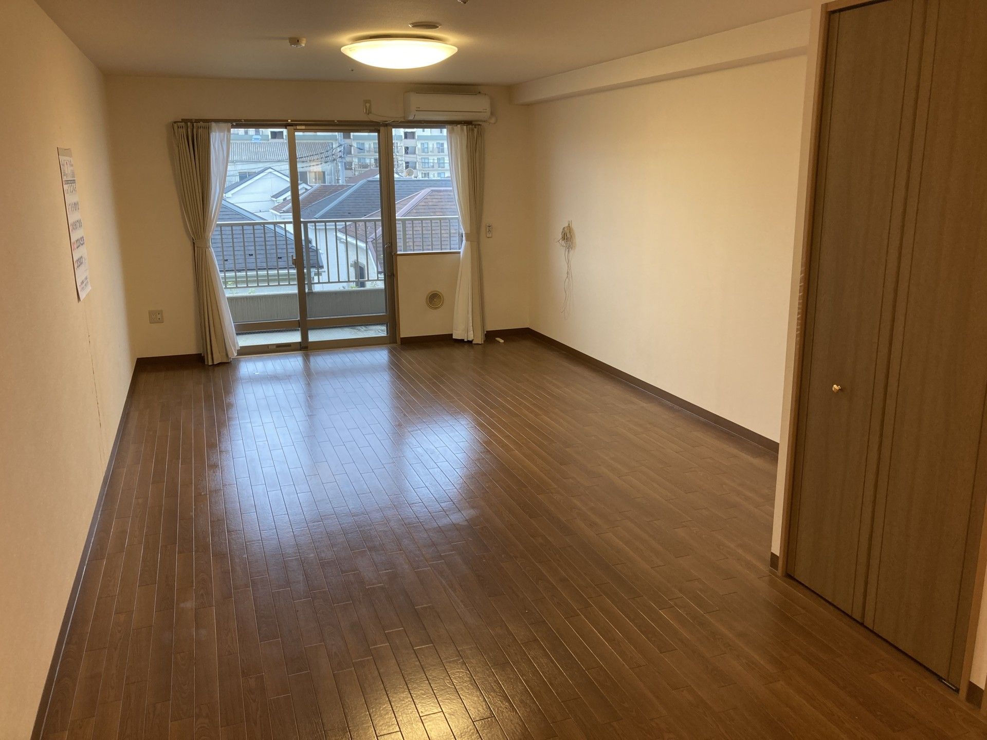 広い窓のある居室