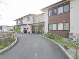 明るく広々とした施設外観