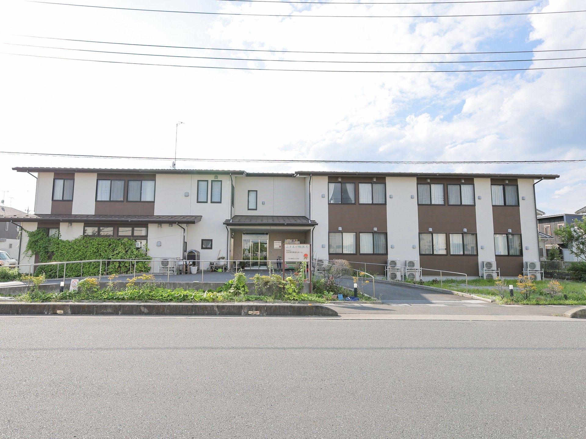 ゆったりとした外観の建物