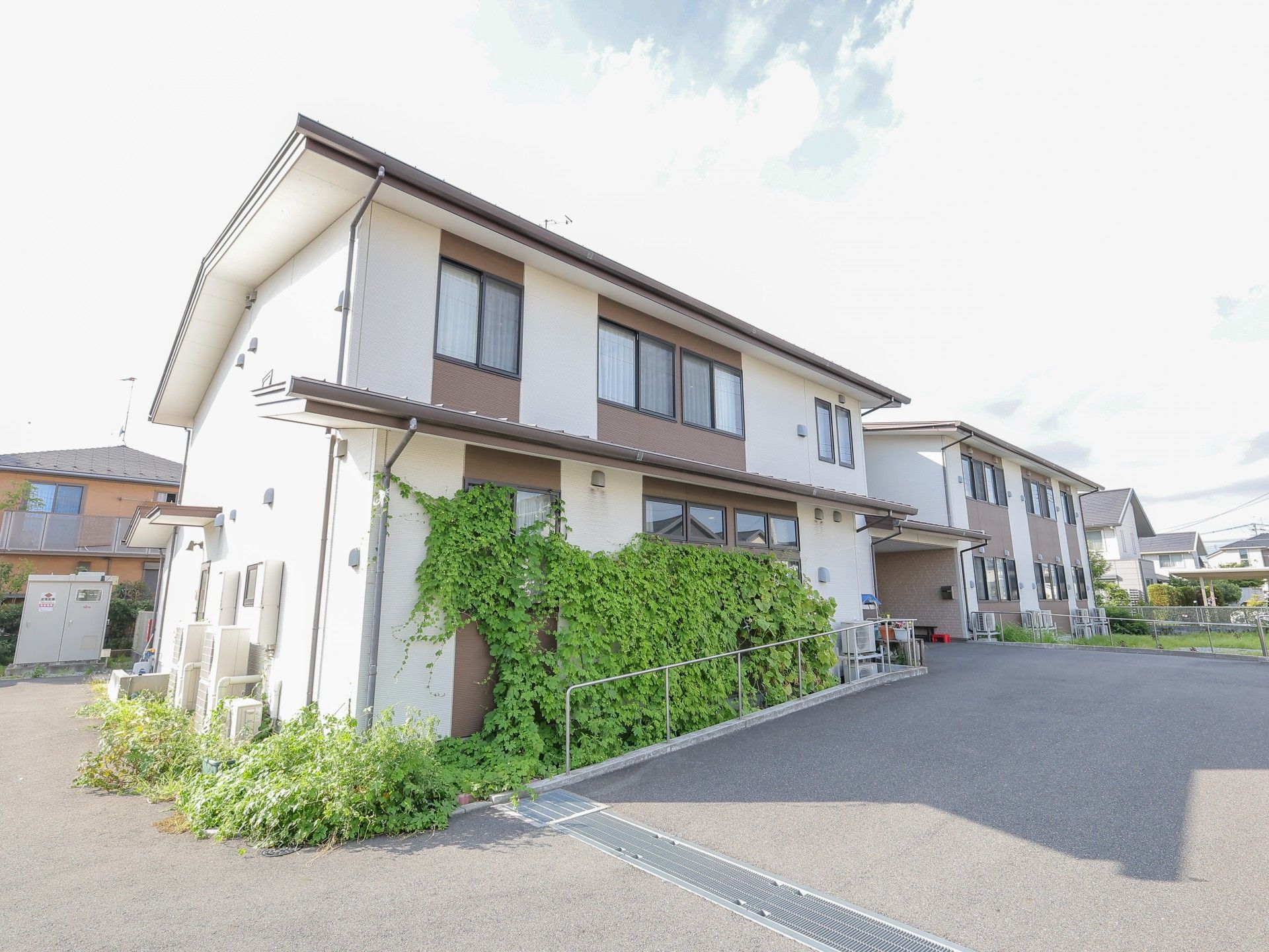 明るい外観の施設入口