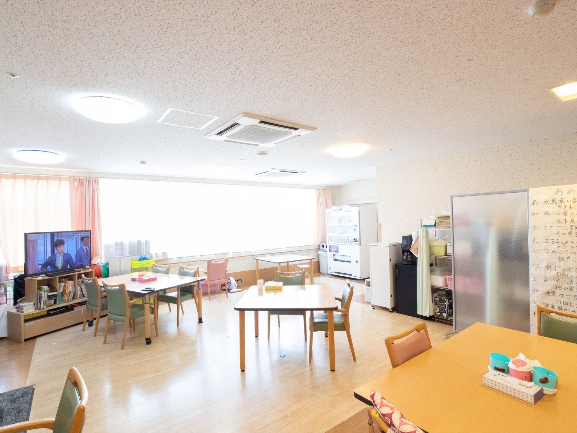 共有スペースの天井には、吸音材が採用されている。反響音などを防ぐため、静かな空間で過ごすことができる。