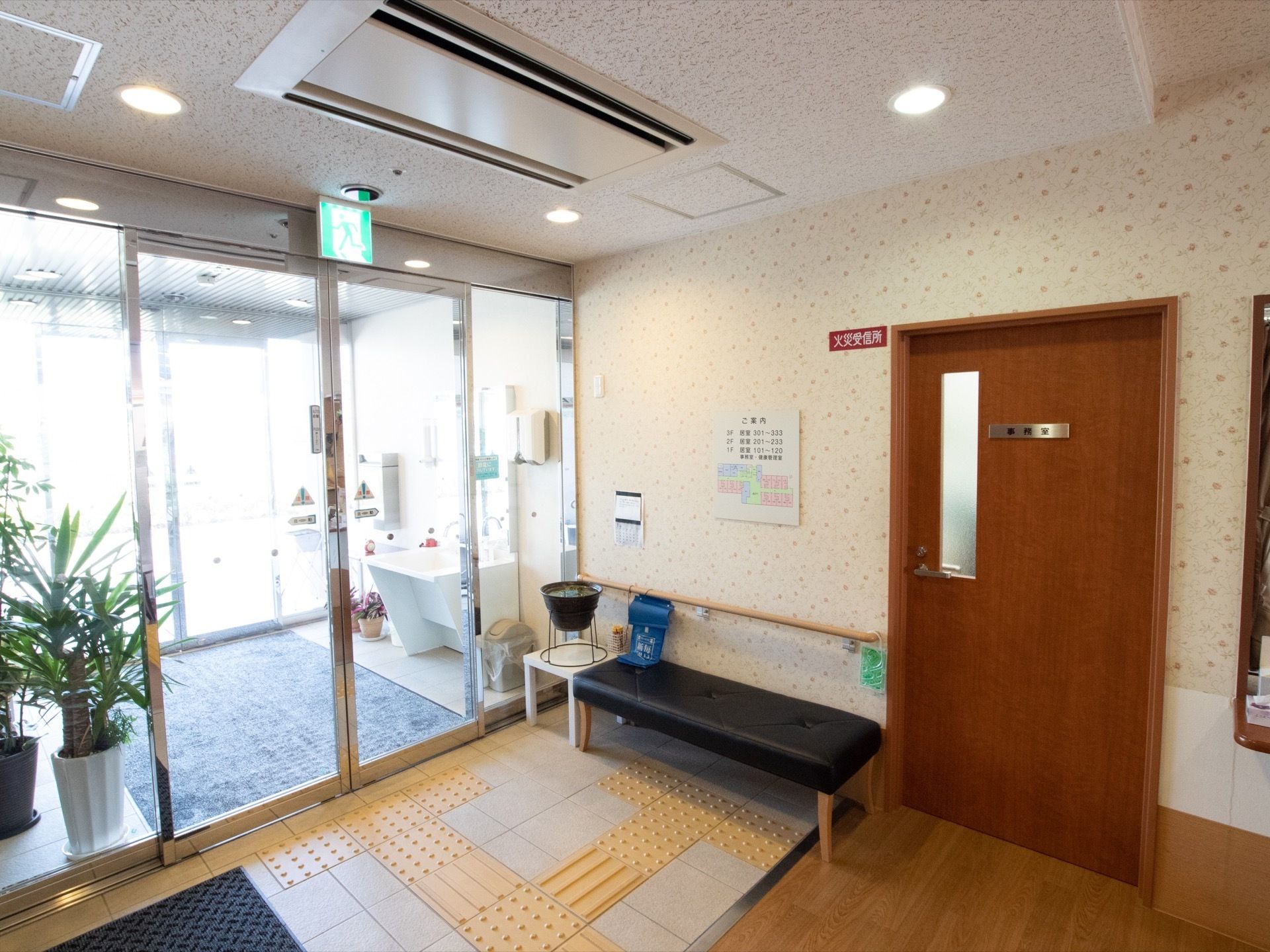 施設の出入口前には黄緑色の避難指示の表示板が設置されており、入居者様は緊急の際に速やかに避難することができる。