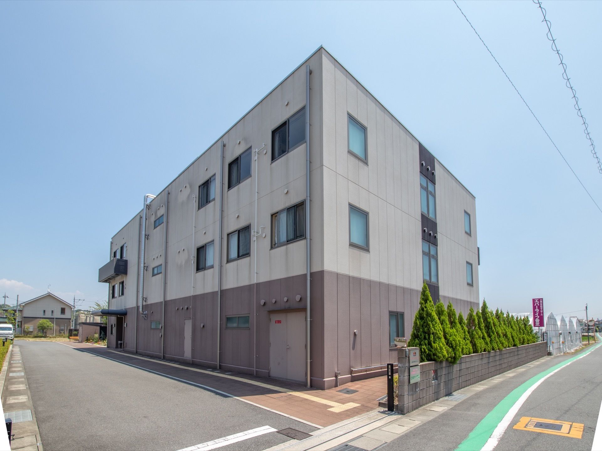 施設の出入口までレンガ調のアプローチになっている。路面はフラットで、スムーズにアクセスすることができる。
