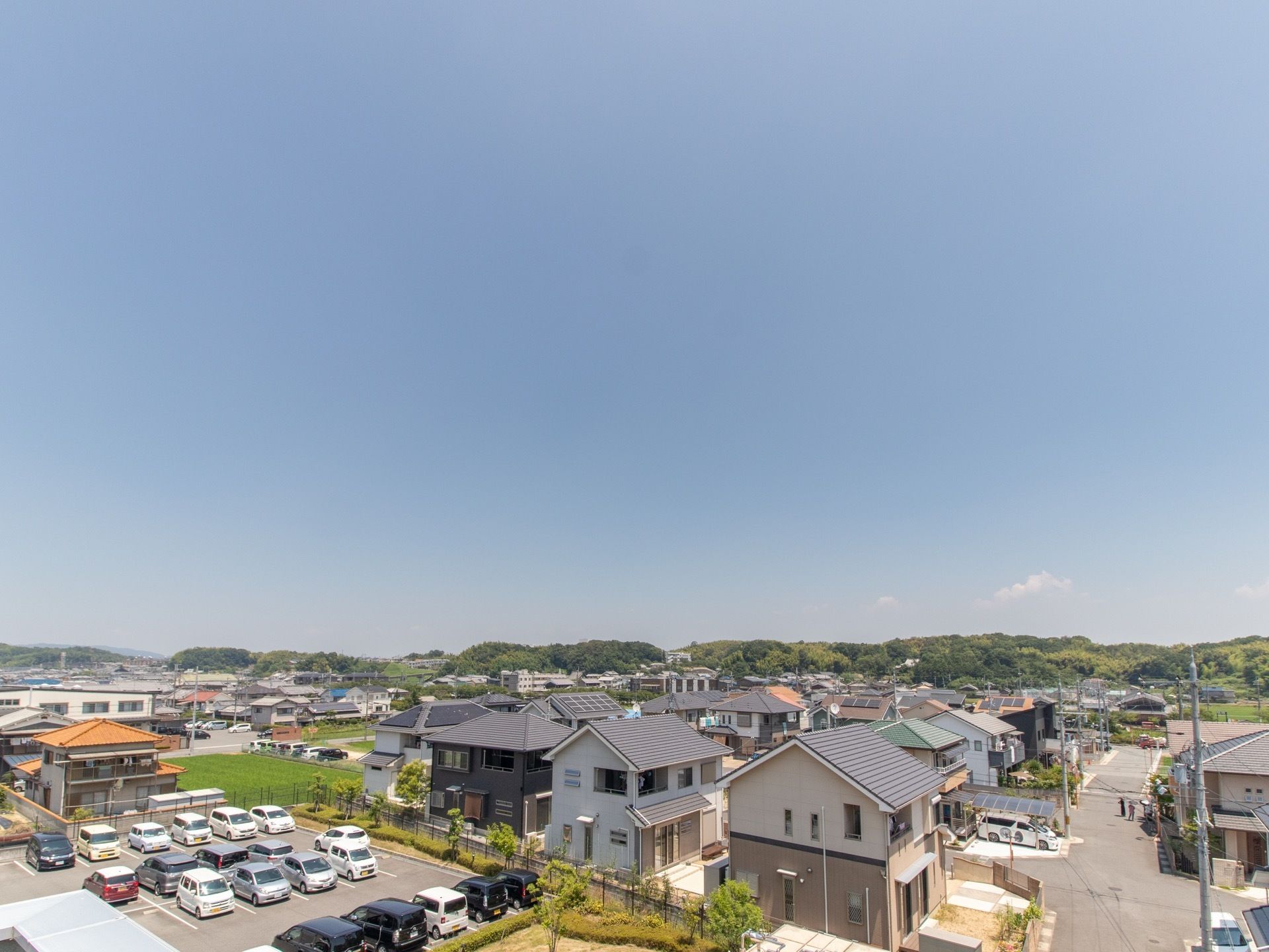 施設の窓からは閑静な住宅地を眺めることができる。車両の往来が少なく静かなため、入居者様は快適に過ごすことが可能である。