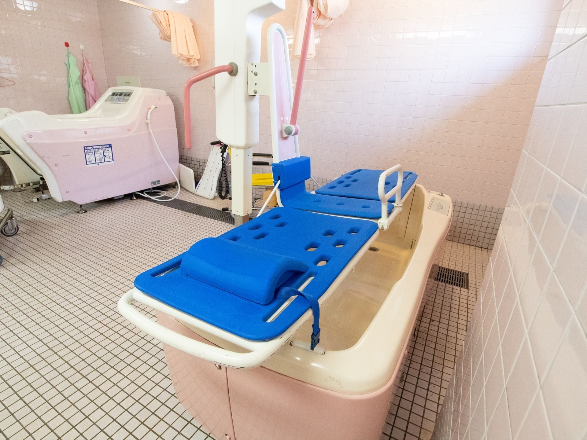 浴室には介助用浴槽が設置されており、体を動かすことが困難な入居者様も体に負担をかけることなく入浴することができる。