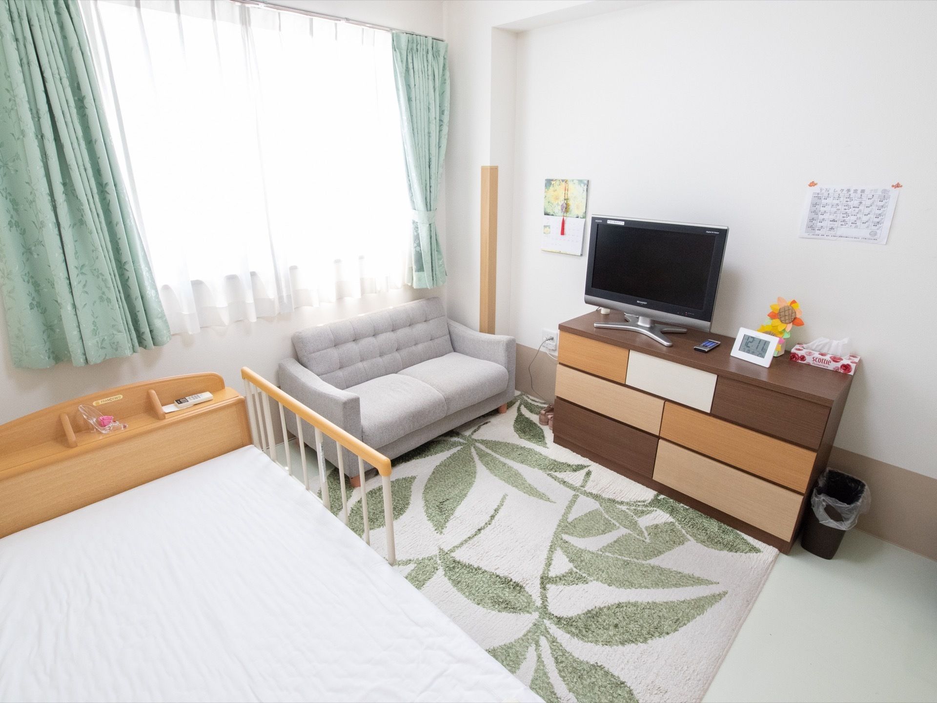 居室の壁際に木製の収納ダンスが設置されている。いくつも引出しがついており、衣類や小物などを分けて収納することができる