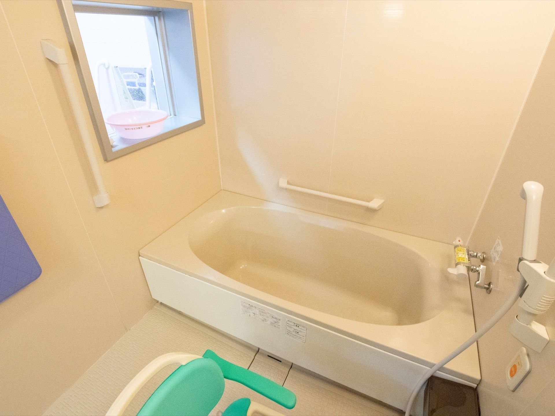 浴室の洗い場には介助用の椅子が設置されている。しっかりとしたつくりで安心して腰を掛けることができる。