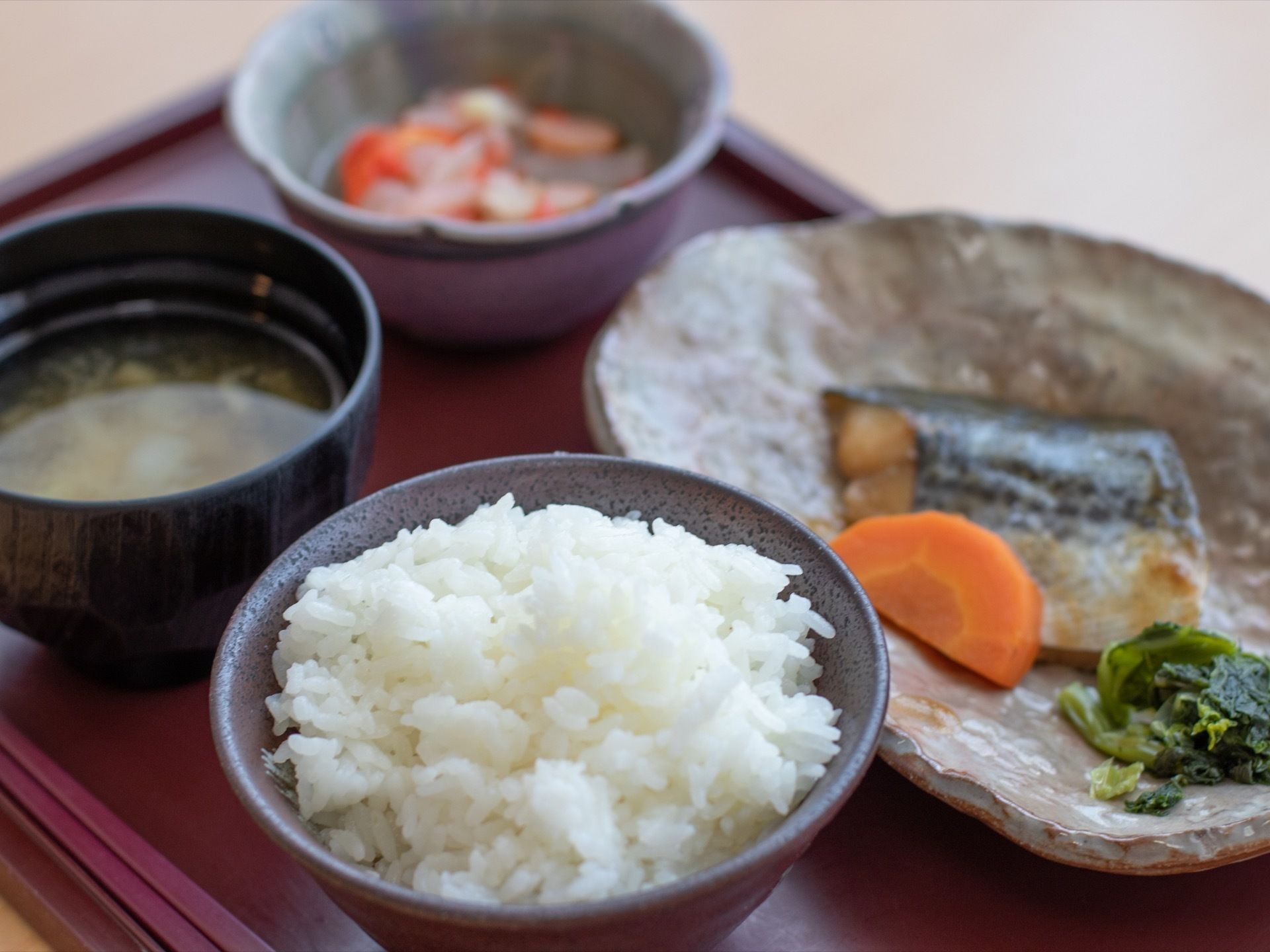 ご飯、お味噌汁、焼き魚などのメニュー。栄養計算された内容になっている。入居者様の健康を食事の面からもサポートしている。