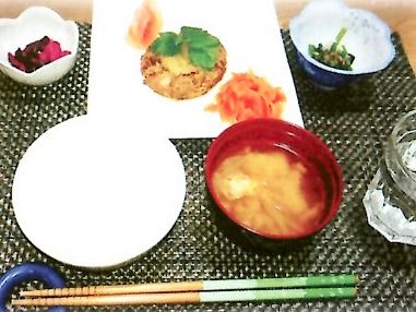 白いご飯にみそ汁、肉料理をメインとして野菜を多く使用した小鉢が並ぶ定食風の食事。