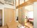 あたたかみのあるリビングのとなりは個室の部屋になっている。ダイニングテーブルにはノートや文房具が置かれている。