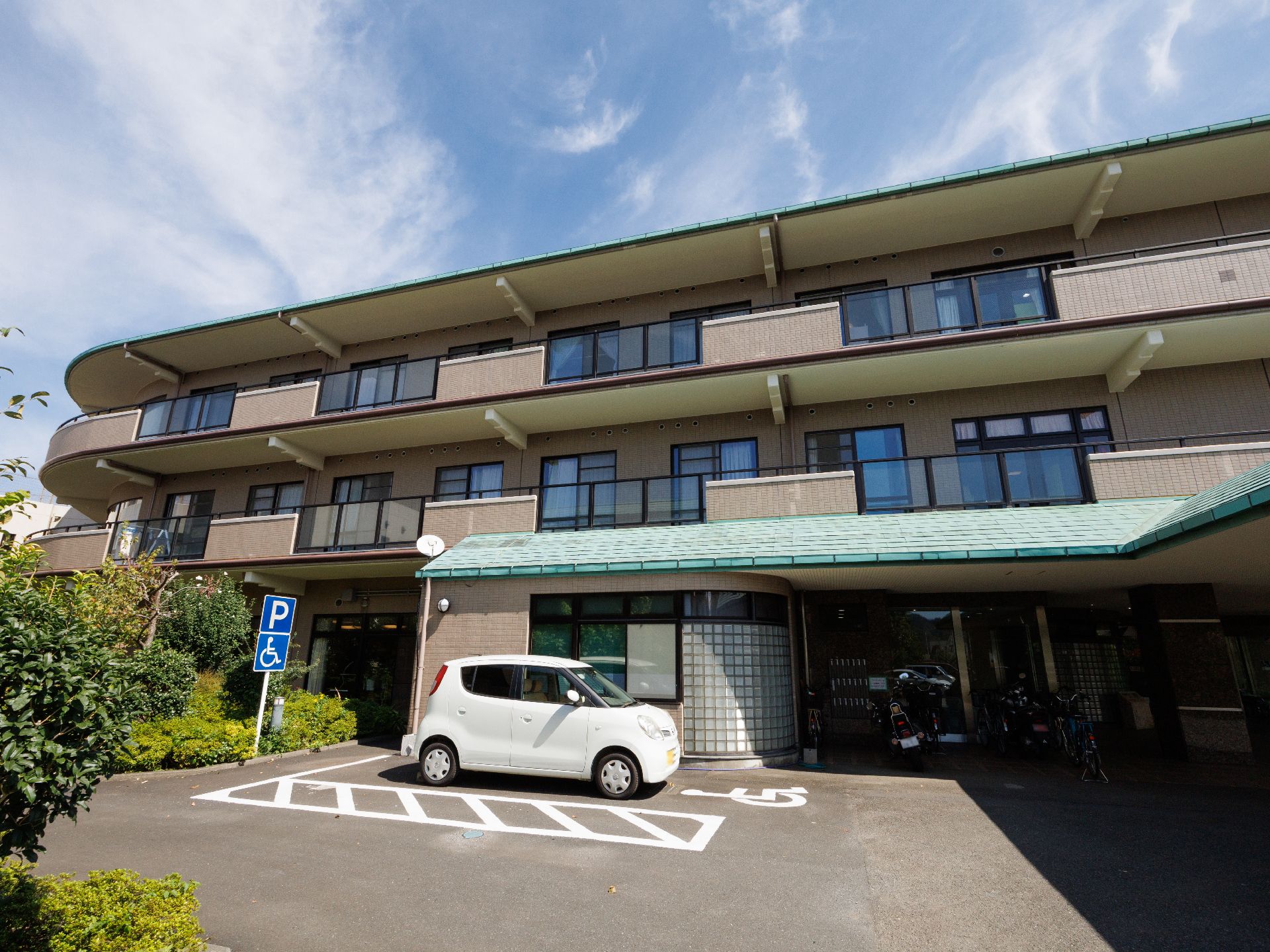 施設の入り口から見た、斜施設全体の外観