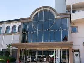 デザインが施された施設のエントランス付近。大きめの施設の外観