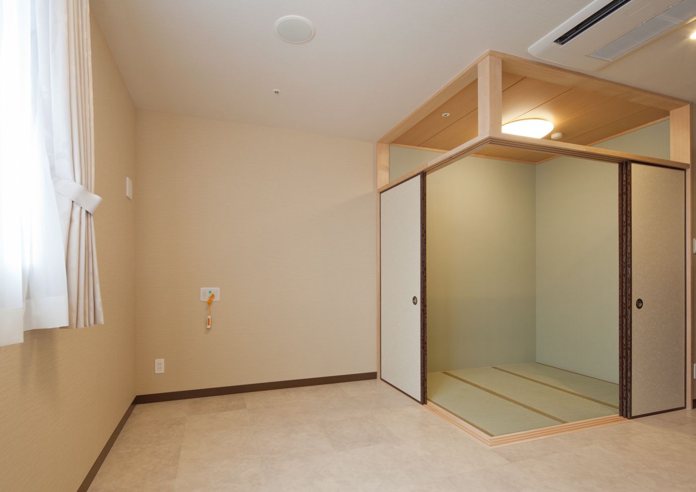 一角が畳の敷かれた和室になっている部屋