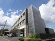 ３階建てでグレーの外観の建物